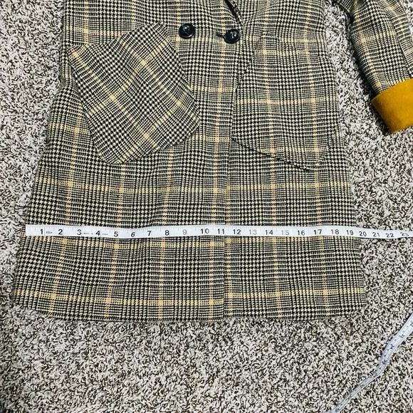 Beautiful Plaid Coat - Picture 8 of 11